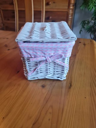 Cesta mimbre con conejito rosa
