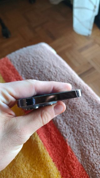 iPhone 14 Pro Morado con cargador