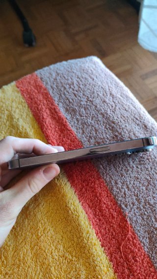 iPhone 14 Pro Morado con cargador