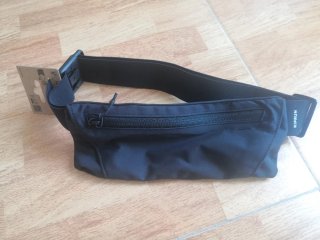 Riñonera deportiva Kiprun negra. Sin estrenar.