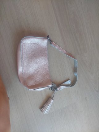 Bolso Pepe Jeans rosa metalizado.