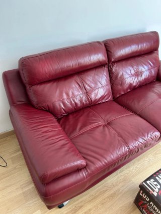 Sofá de piel rojo