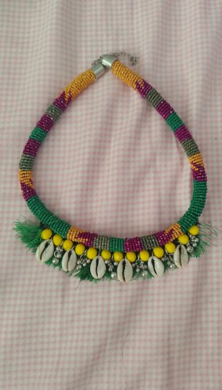 Collar de conchas y abalorios