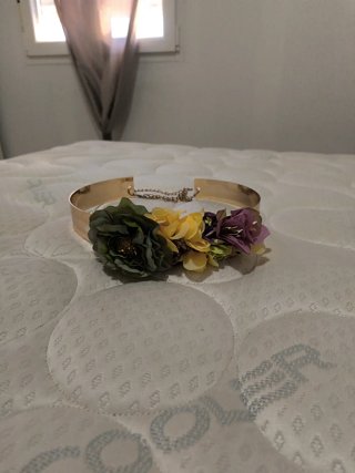 Cinturón de metal dorado con flores multicolor