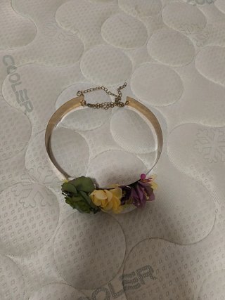 Cinturón de metal dorado con flores multicolor