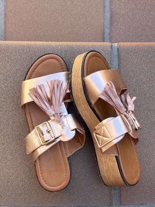 Sandalias doradas fiesta con flecos