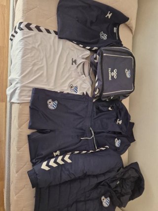 Conjunto deportivo Hummel azul y blanco