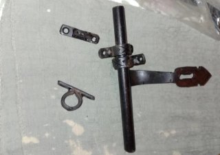 Pestillo antiguo de hierro forjado