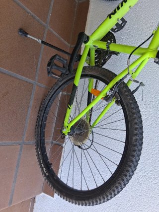 Bicicleta de montaña infantil verde + casco