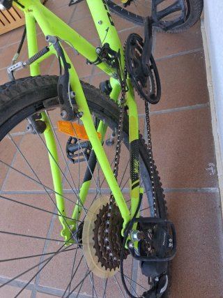 Bicicleta de montaña infantil verde + casco