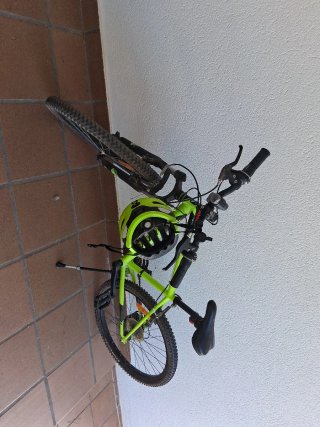 Bicicleta de montaña infantil verde + casco