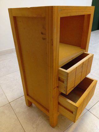 Mesita de noche de madera
