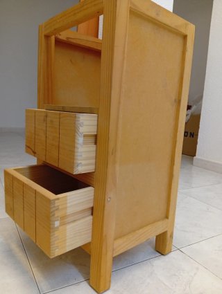 Mesita de noche de madera