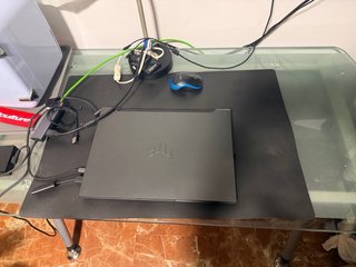 Escritorio de cristal y metal