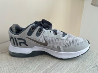 Zapatillas Nike Air Max grises y blancas