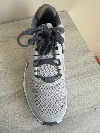 Zapatillas Nike Air Max grises y blancas