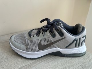 Zapatillas Nike Air Max grises y blancas