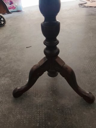 Mesa auxiliar de madera tallada