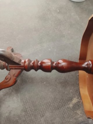 Mesa auxiliar de madera tallada