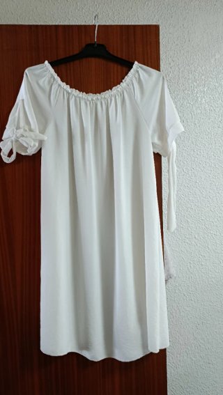 Vestido blanco escotado con lazos