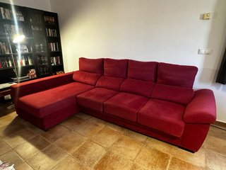 Sofá en L rojo de tela