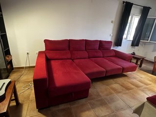 Sofá en L rojo de tela