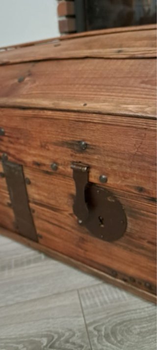 Baúl antiguo restaurado madera y metal