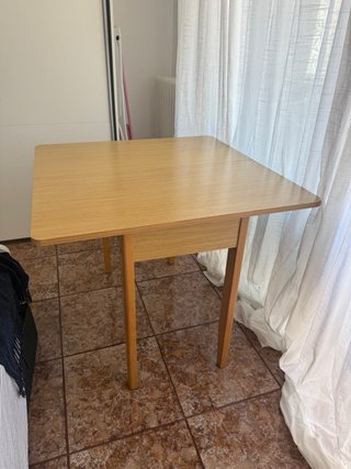 Mesa de cocina extensible de madera con cajón