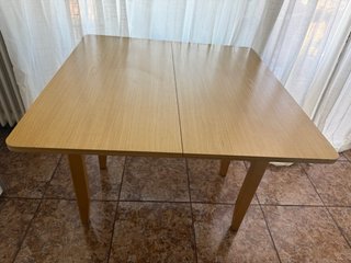 Mesa de cocina extensible de madera con cajón