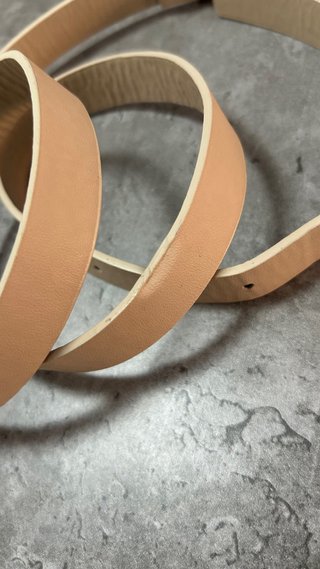 Cinturón beige con hebilla dorada