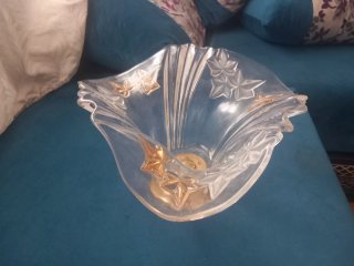 Jarrón de cristal dorado con estrellas