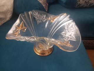 Jarrón de cristal dorado con estrellas