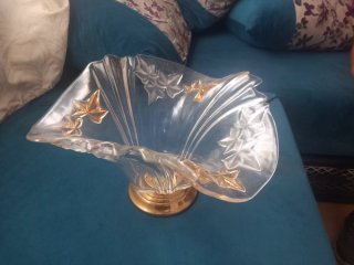 Jarrón de cristal dorado con estrellas