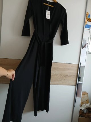 Mono negro con cinturón