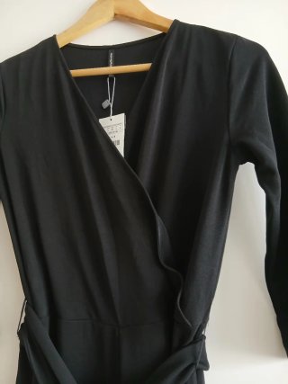 Mono negro con cinturón