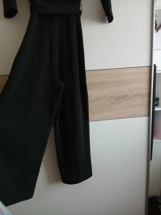 Mono negro con cinturón