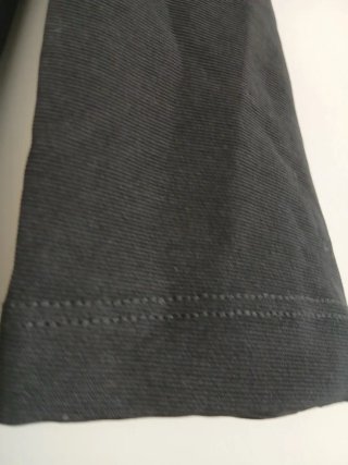 Mono negro con cinturón