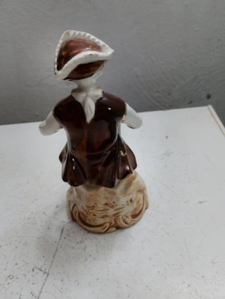 Figura de porcelana de hombre sentado