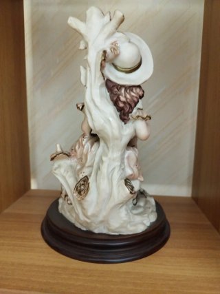 Statuetta donna con cappello e abito