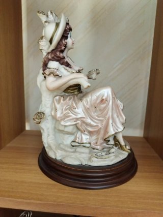 Statuetta donna con cappello e abito