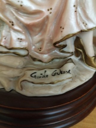 Statuetta donna con cappello e abito