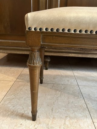 Banqueta antigua de madera y cuero