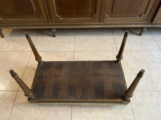 Banqueta antigua de madera y cuero