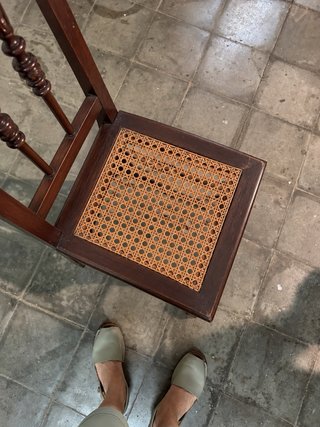 Silla de madera de pino y ratán