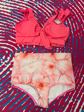 Bikini naranja y rosa con estampado floral