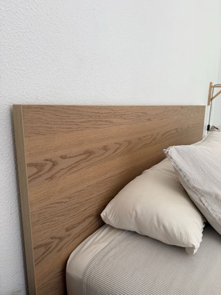 Cama con cajones y cabecero de madera