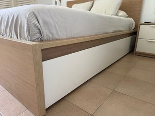 Cama con cajones y cabecero de madera