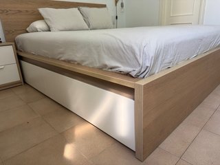 Cama con cajones y cabecero de madera