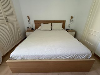 Cama con cajones y cabecero de madera