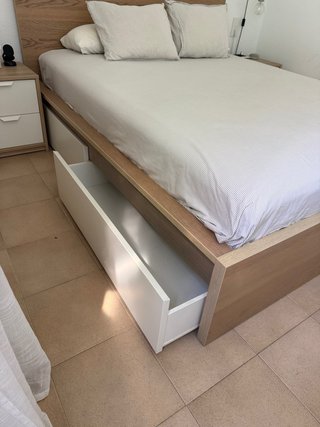 Cama con cajones y cabecero de madera